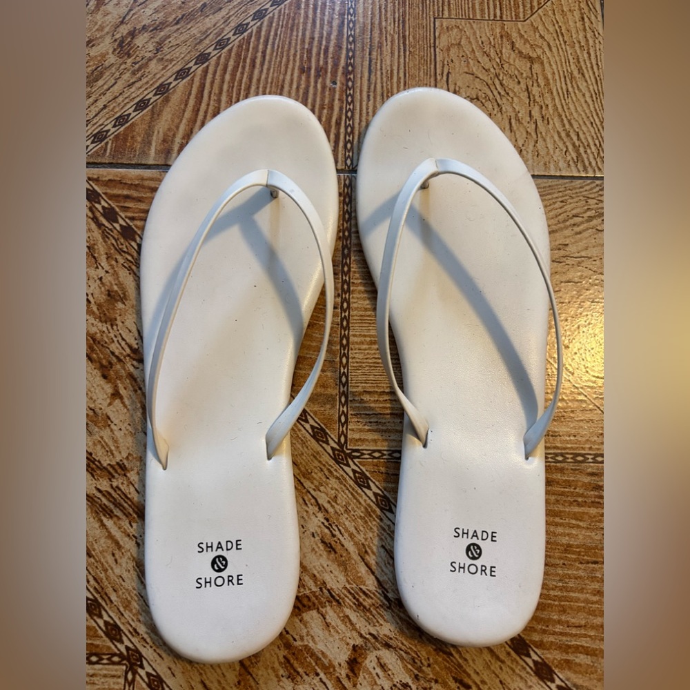 Shade & Shore Women's White Slim Strap Flip Flops